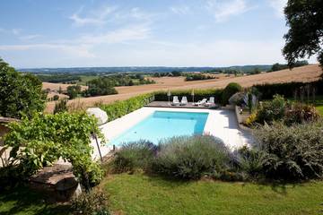Gîte pour 4 personnes, avec terrasse ainsi que jardin et piscine à Cadalen