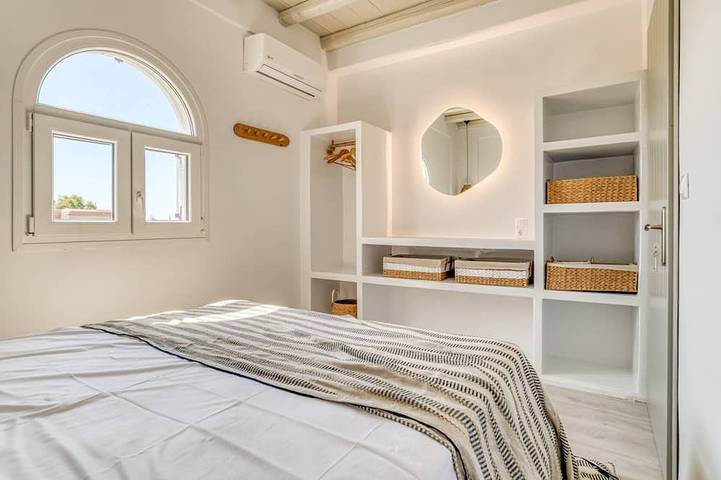 Appartamento intero, Cavos Paros Veranda Apt: Large Patio, Bathtub & Walk to Beach in Aliki, Paros
