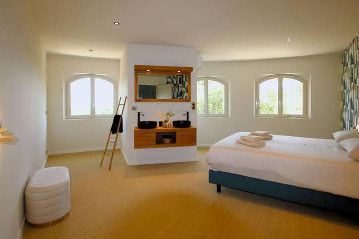 Beautiful home in Suze la Rousse in Suze-la-Rousse, Région de nyons