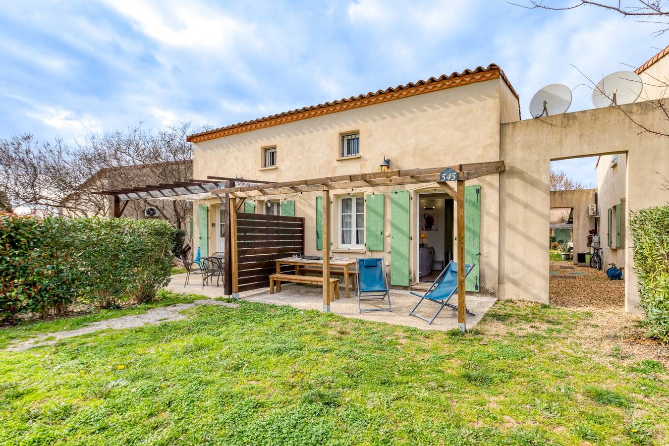 Holiday Home “Un Petit Coin De Paradis 35 m²” with Shared Pool, Wi-Fi & Air Conditioning in Gallargues-le-Montueux, Nimes region
