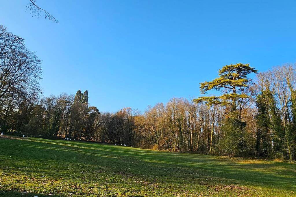 Appartement entier, Escapade au Château Studio Typique et Lumineux in Férolles-Attilly, Seine-et-Marne