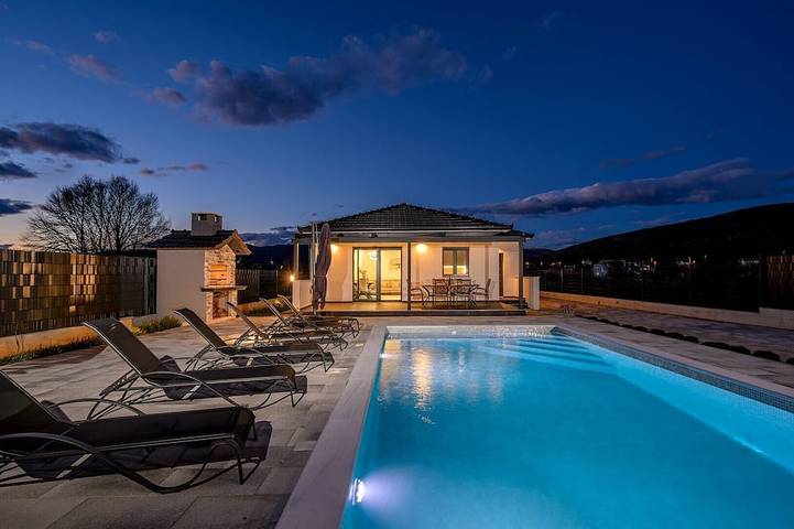 Villa für 8 Personen, mit Sauna und Balkon sowie Garten - 1