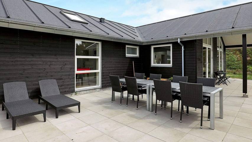Ferienhaus für 10 Personen, mit Terrasse und Whirlpool in Vorupør