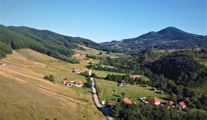 Parc de vacances pour 3 personnes, avec piscine ainsi que vue et jardin à Kosjerić - 3