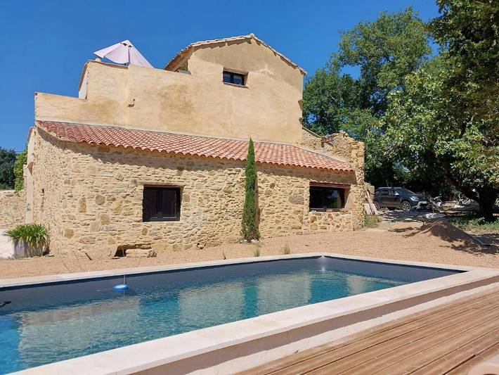 Location de vacances pour 14 personnes, avec piscine ainsi que jardin et terrasse, animaux acceptés à Pougnadoresse