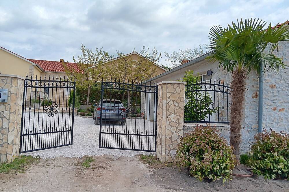 Home in Serene Village-Vineyards Views-Central To All Attractions-Highway in Zadar