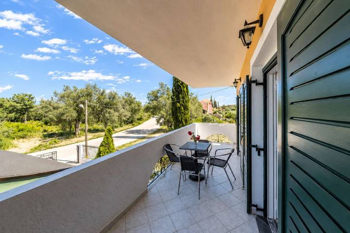 Gîte pour 4 personnes, avec Jardin et Piscine dans Kavos - 4