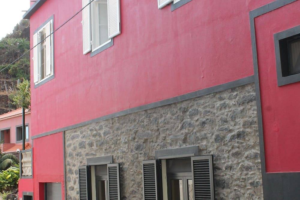 Casa ideal para familias, junto a la playa de Calheta, con barbacoa. in Calheta, Isla de Madeira