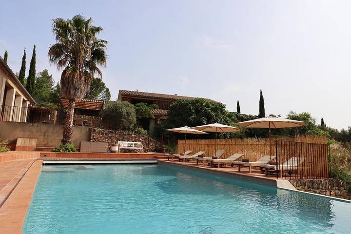 Chambre d’hôte pour 2 personnes, avec piscine et terrasse ainsi que jardin et vue