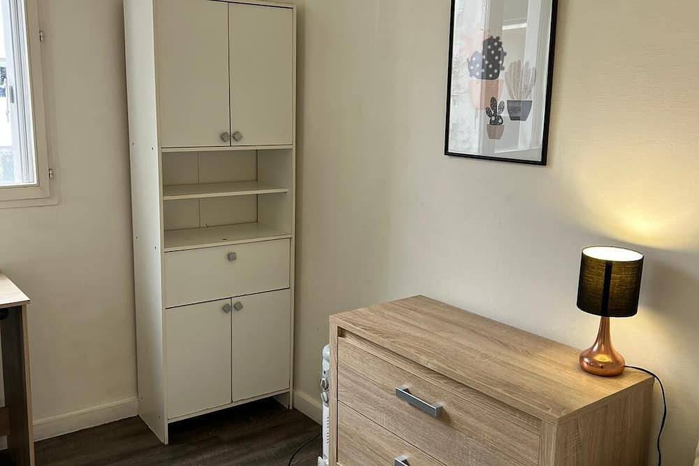 Room in a large shared apartment in Asnières-sur-Seine, Hauts-de-Seine