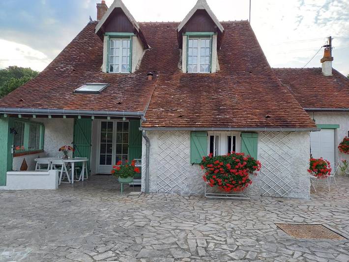Chambre d’hôte pour 4 personnes, avec Terrasse ainsi que Jardin et Vue à Seigy