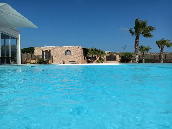 Casa de vacaciones para 3 personas, con jardín además de terraza y piscina - 1