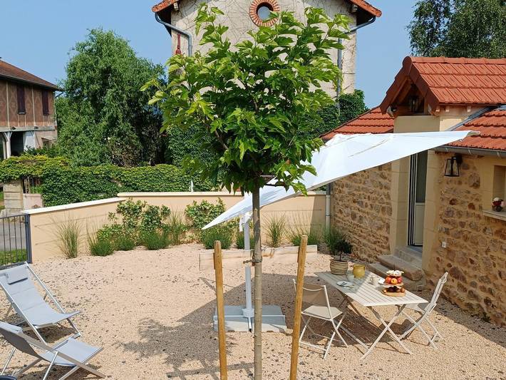 Gîte pour 3 personnes, avec Terrasse ainsi que Jardin et Piscine à Buffières