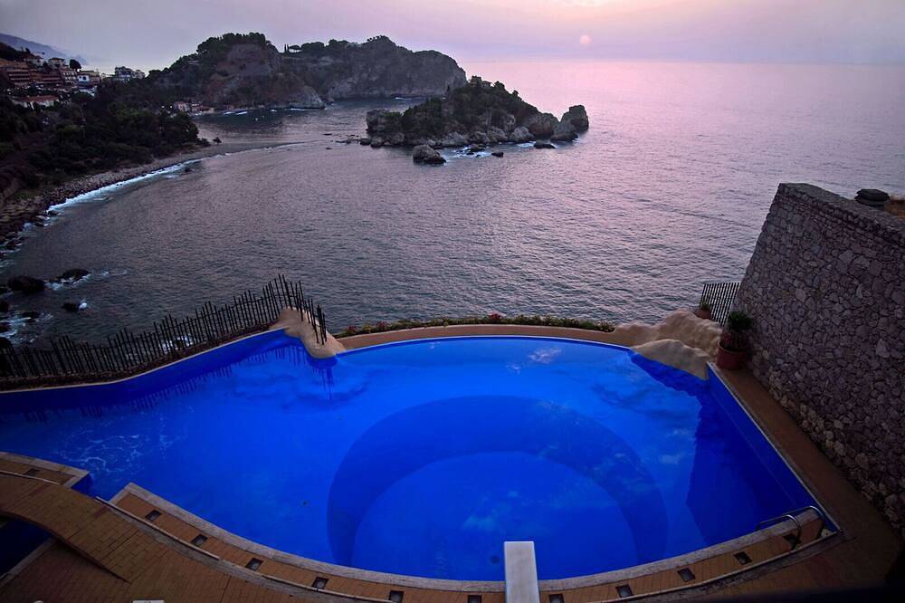 Elégante villa avec une vue magnifique sur Isola Bella, dans une résidence de luxe in Taormina, Province de Messina