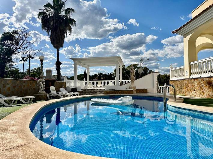 Chalet para 15 personas, con jardín además de jacuzzi y piscina - 1
