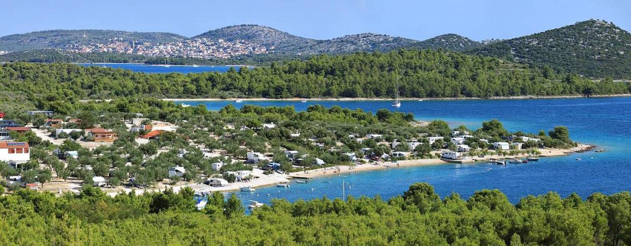 Camping für 6 Personen, mit Terrasse und Ausblick in Pirovac