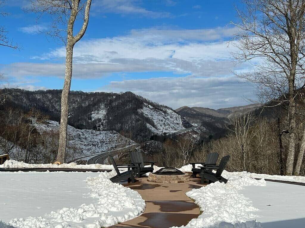 Luxury Mountain Home Retreat • Dog Spa + Hot Tub Near Wolf Laurel in Madison County (NC)