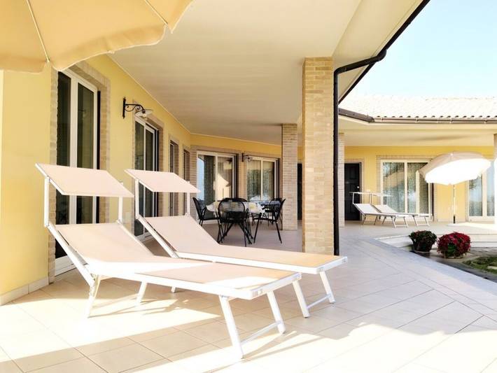 Appartamento per 6 persone, con balcone e piscina nonché piscina per bambini e giardino, con animali domestici a Roseto degli Abruzzi