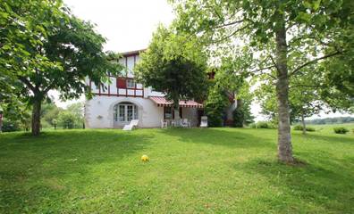 Gîte pour 10 personnes, avec jardin à Urcuit