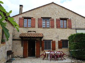 Gîte pour 6 personnes, avec terrasse ainsi que piscine et jardin à Naussannes