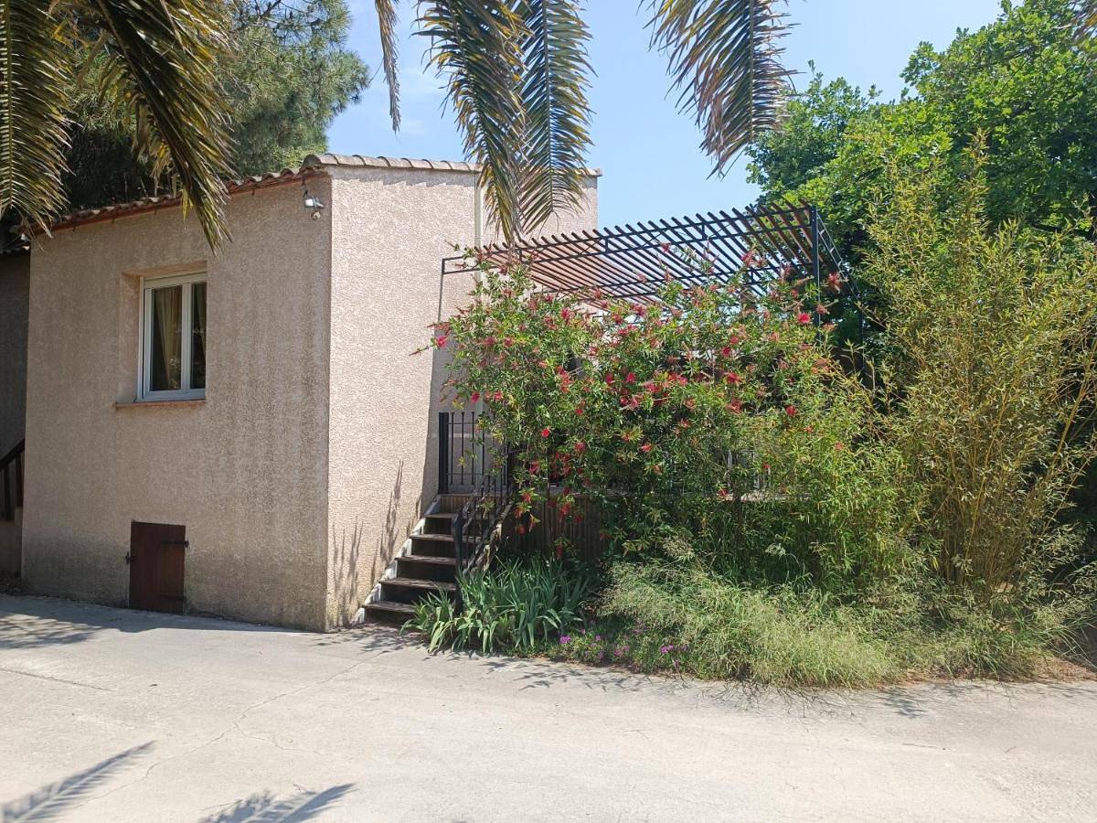 Appartement entier, Apartment with Terrace in Aigues-Mortes, Côte d'Améthyste