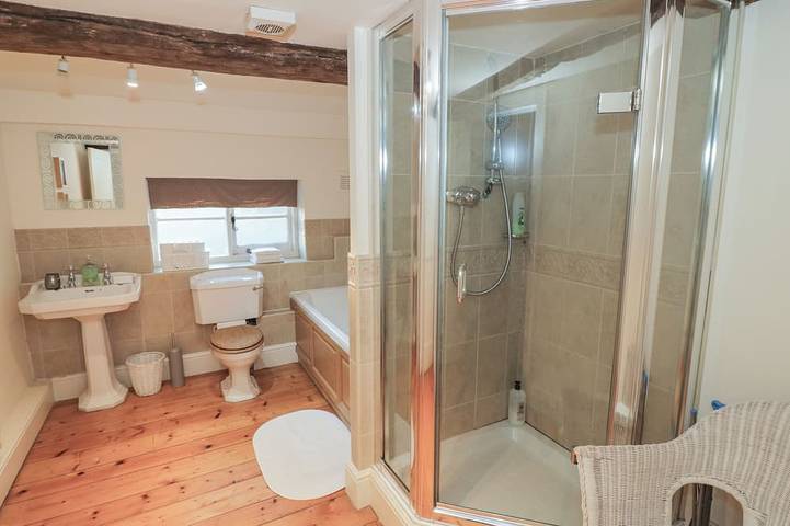 Dunnimere Farmhouse, pet friendly, with hot tub in Tamworth in Staffordshire