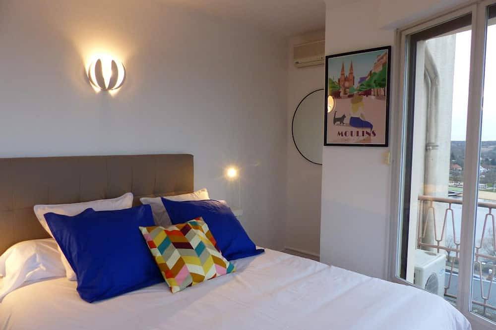 Entire apartment, Panoramic apartment in Moulins center with terrace, 2 bedrooms, and modern amenities in Moulins, Allier