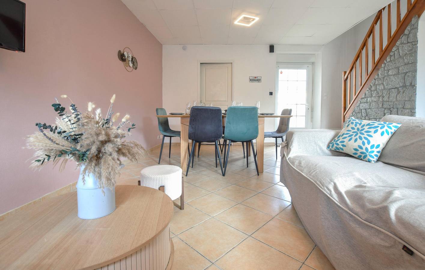 Cozy Apartment with WiFi, TV, Parking, Garden & Kitchen in Pirou, Coutances