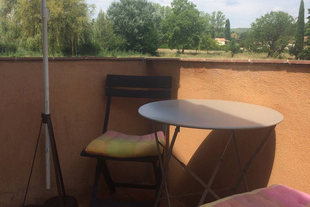 In the heart of Provence independent studio of 25m2 with views of the hills in Salernes, Draguignan region