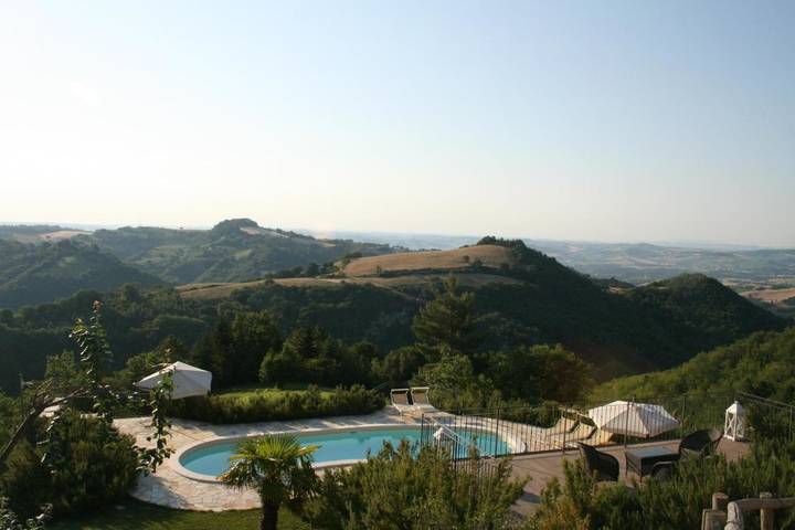 Rustico per 2 persone, con giardino e panorama nonché piscina in Pesaro-Urbino