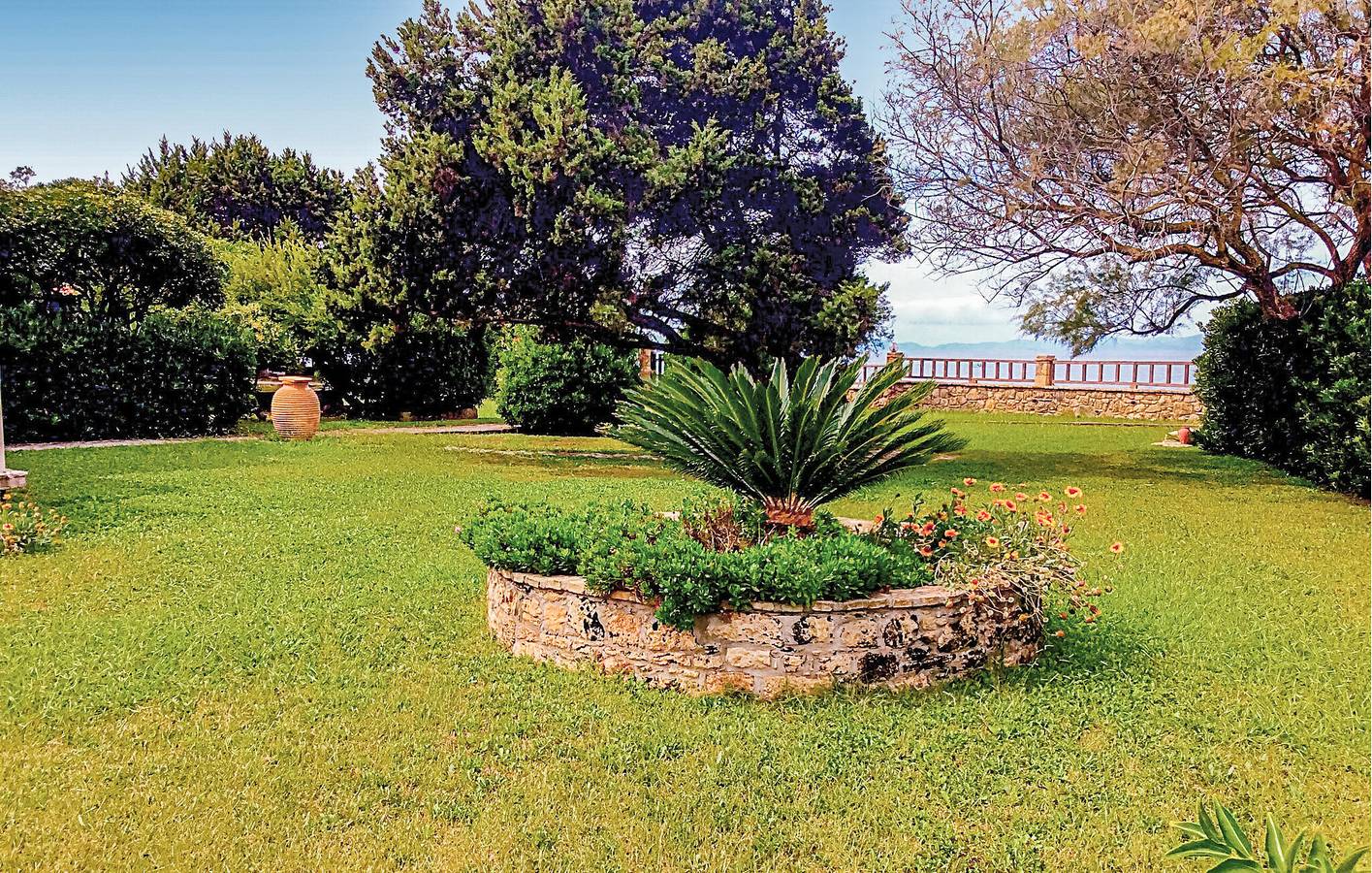 Ganze Ferienwohnung, Apartment mit Meerblick, Terrasse und Parkplatz, 100 m vom Strand entfernt in Ileia