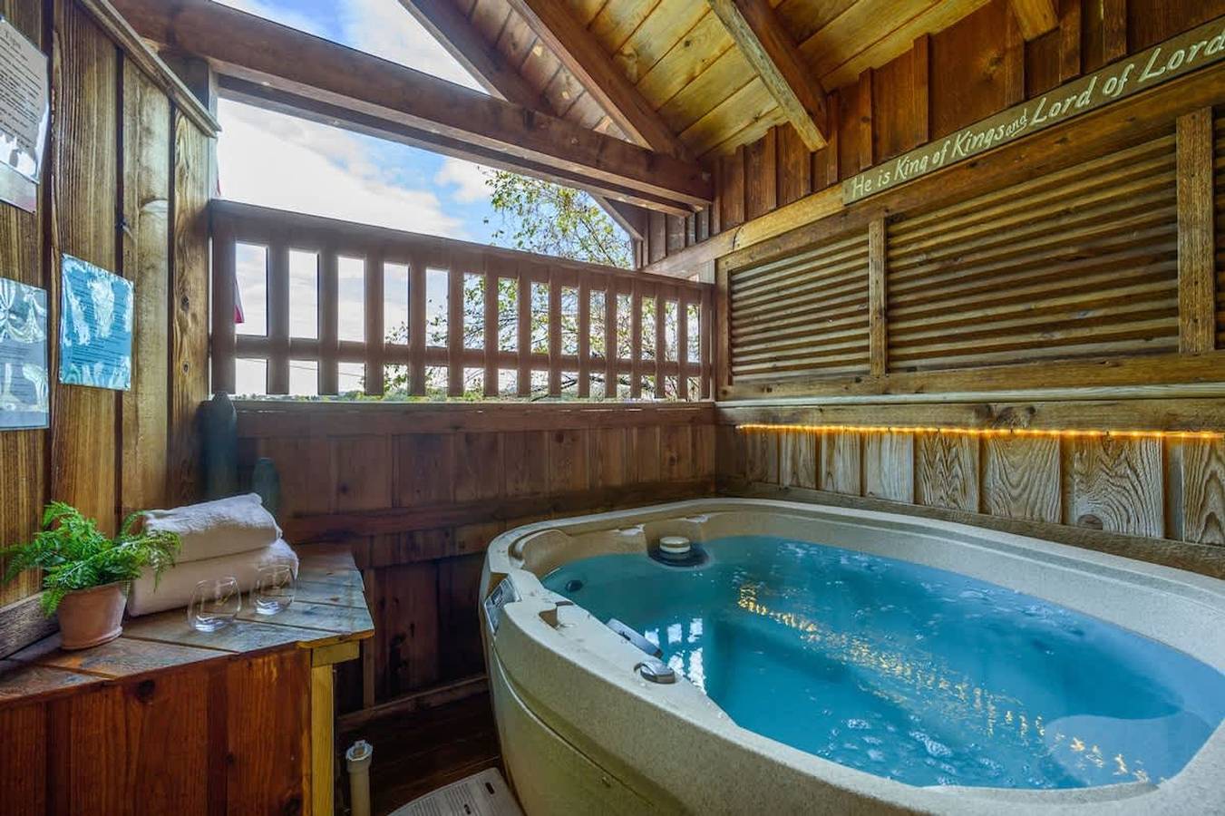 Ganze Wohnung, Location Cute Studio Log Cabin Hot Tub Fireplace in Pigeon Forge, Sevier County