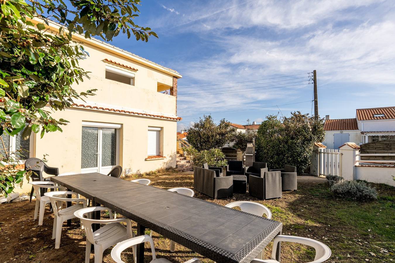 Appartement entier, Appartement 'Face Mer 50m Plage' avec vue sur la mer, terrasse privée et Wi-Fi in Barbâtre, Noirmoutier