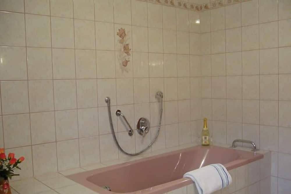 Ganze Wohnung, Ferienwohnung Rhön (55qm) im Erdgeschoss (behindertengerecht) in Bad Bocklet, Rhön-Bayern
