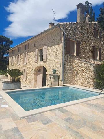 Location de vacances pour 10 personnes, avec jardin ainsi que vue et piscine à Visan