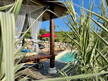 Gîte pour 4 personnes, avec balcon ainsi que jacuzzi et piscine à Curemonte