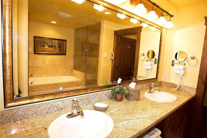 Vacation apartment for 4 people, with balcony and pool as well as hot tub in Wyoming