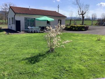 Gîte pour 4 personnes, avec jardin et terrasse dans le Cantal