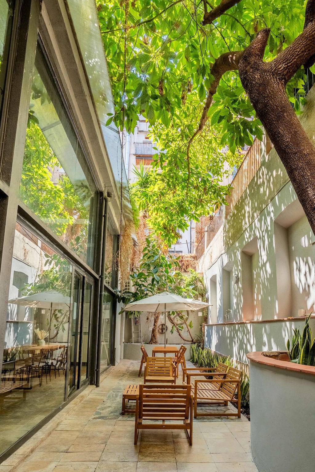 Apartamento inteiro, 12 guests Private garden Duplex next to Lasramblas in Centro Barcelona, Barcelona