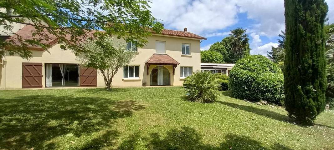 Location de vacances pour 11 personnes, avec jardin ainsi que terrasse et piscine dans Claracq