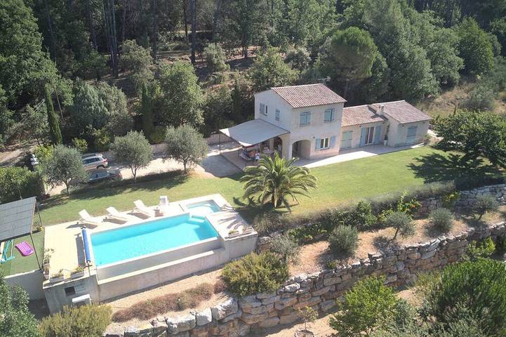 Location de vacances pour 6 personnes, avec jardin à Salernes