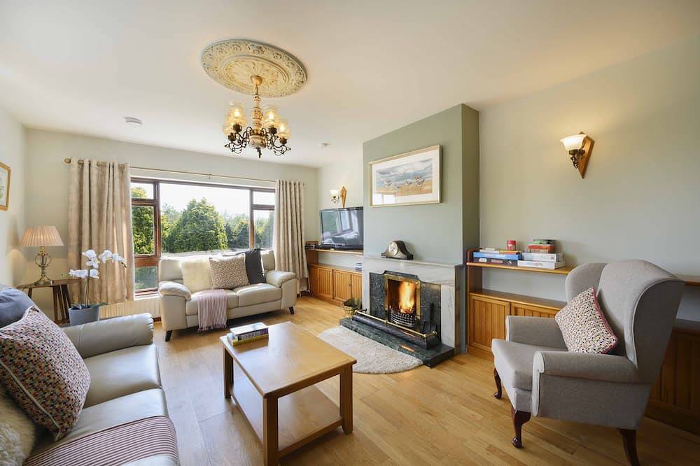 Neu renoviertes Haus mit 5 Schlafzimmern, 10 Schlafplätze, 3 Autominuten von Westport entfernt in County Mayo