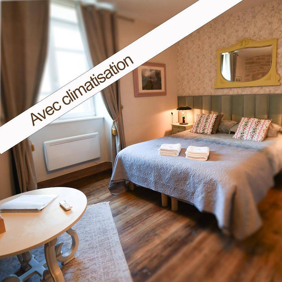 Double Room with Private Bathroom in Treignac, Région de Tulle