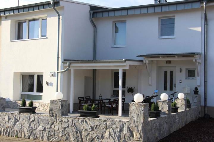 Ferienwohnung für 4 Personen, mit Balkon und Terrasse sowie Garten und Ausblick in Mülheim Köln