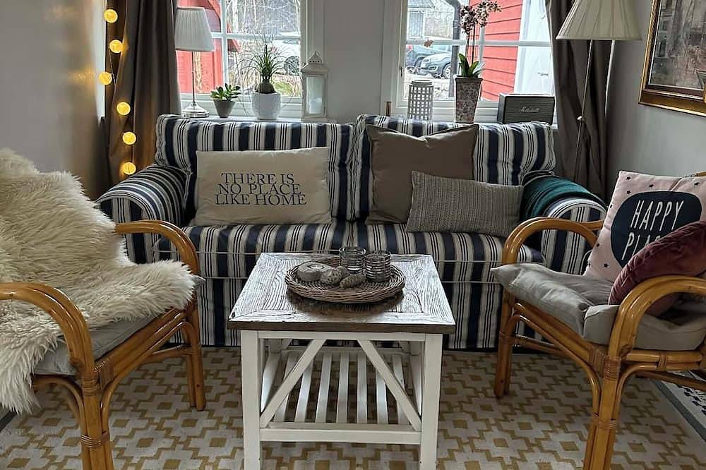 Cozy cottage with terrace, garden & nature in Mälaren