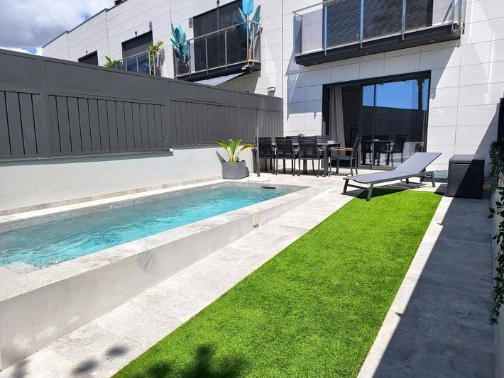 Casa rural para 8 personas, con vistas además de jardín y piscina en Villanueva y Geltrú
