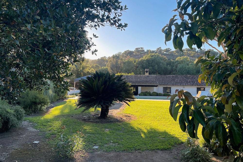 Chalet 'Finca El Búho Oak Natural Park' with Sea Views, Wi-Fi and Air Conditioning in Jimena de la Frontera, Los Alcornocales