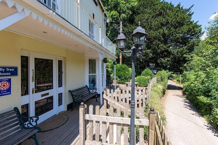 Holiday rental for 22 people, with garden and hot tub as well as balcony in Symonds Yat