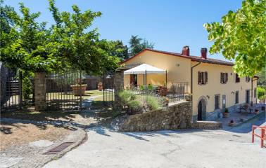 Gîte pour 8 personnes, avec terrasse ainsi que piscine et jardin, animaux acceptés à Dicomano