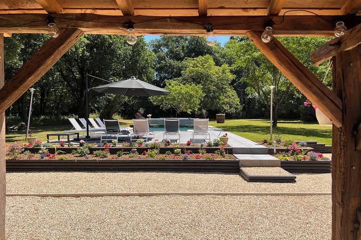 Gîte pour 4 personnes, avec Terrasse ainsi que Jardin et Piscine